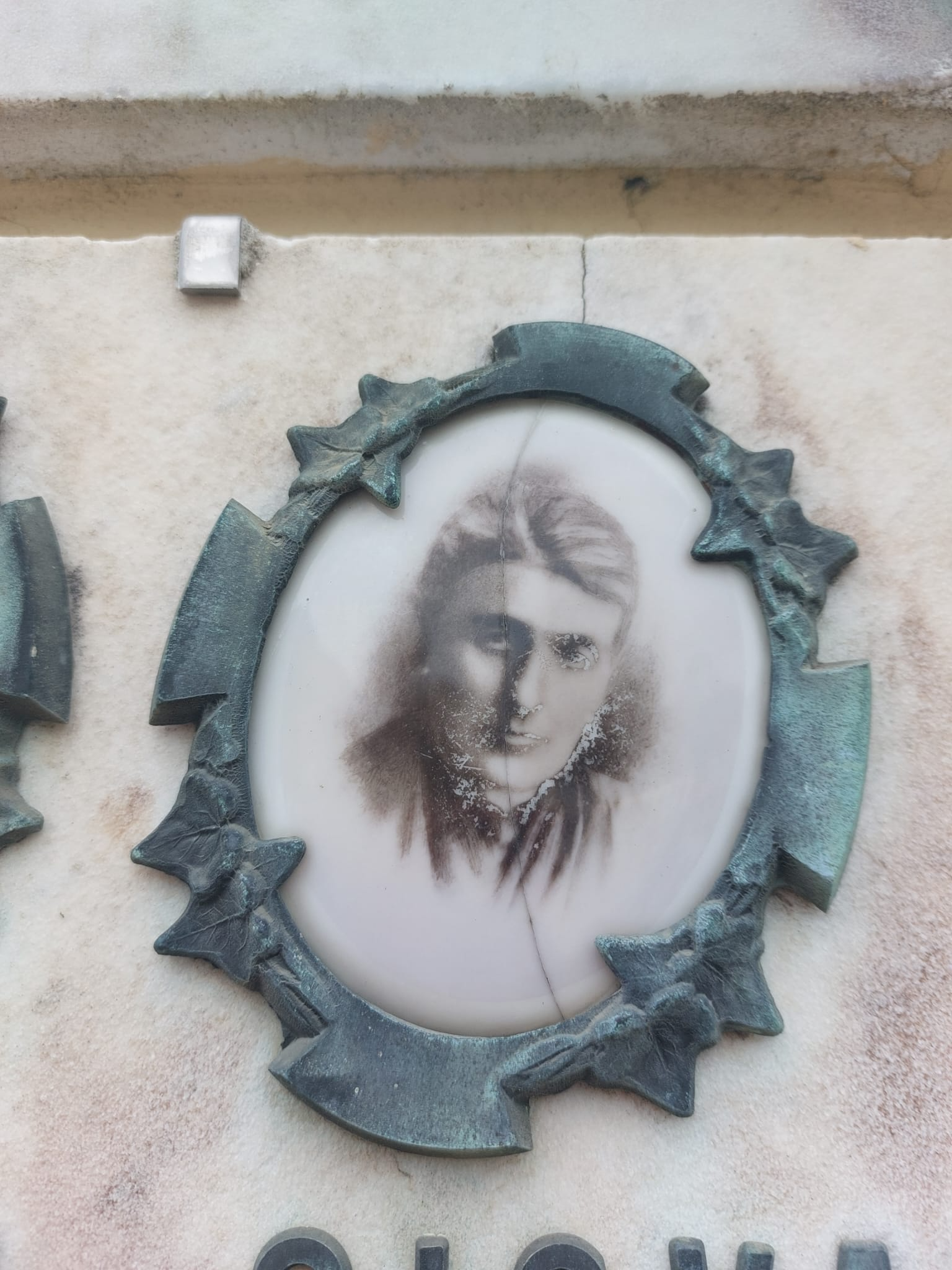 Retrato de lápide — identificação a confirmar