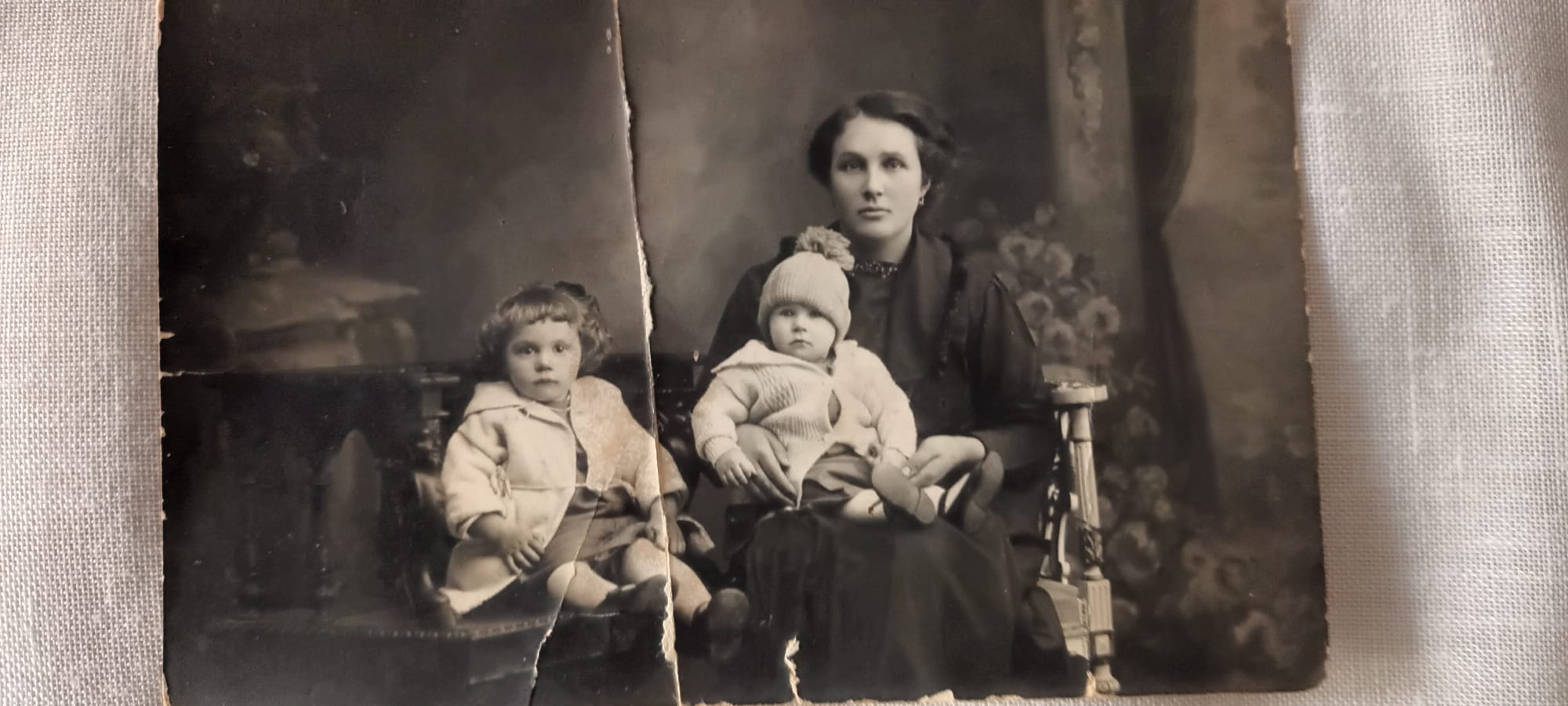 Foto antiga com mulher e crianças — identificação a confirmar