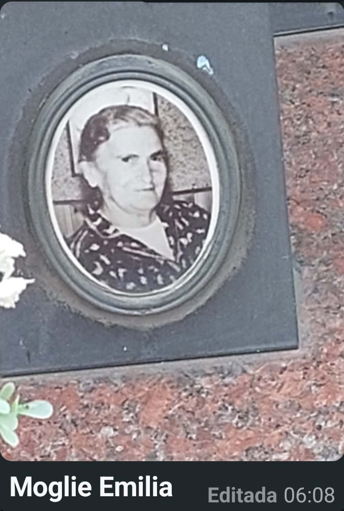 Retrato de lápide com legenda “Moglie Emilia”