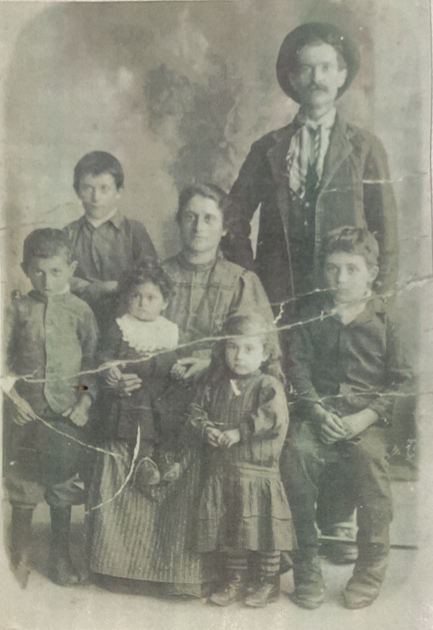 Foto antiga de família — identificação/datas a confirmar