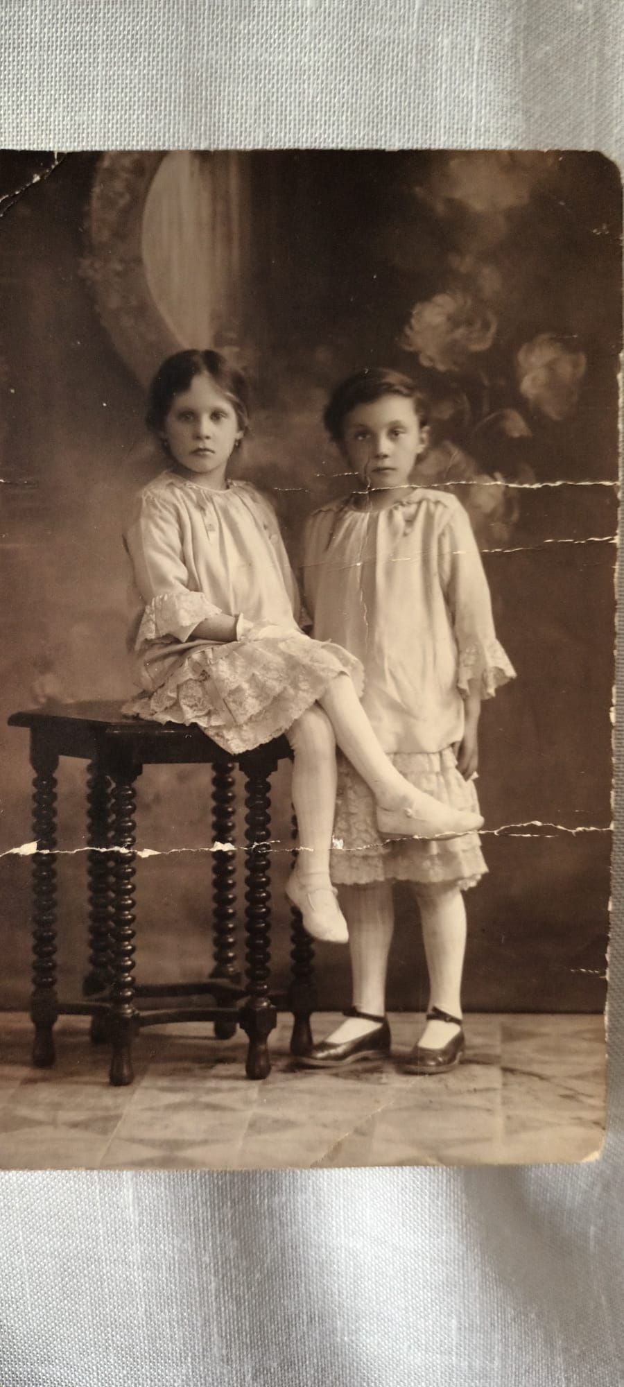 Foto antiga de duas meninas — possivelmente ramo Camozzi, a confirmar