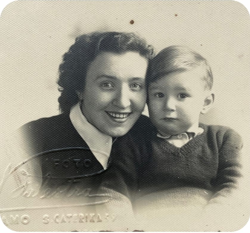 Giuseppina Persico sorrindo ao lado de uma criança, em fotografia do acervo familiar