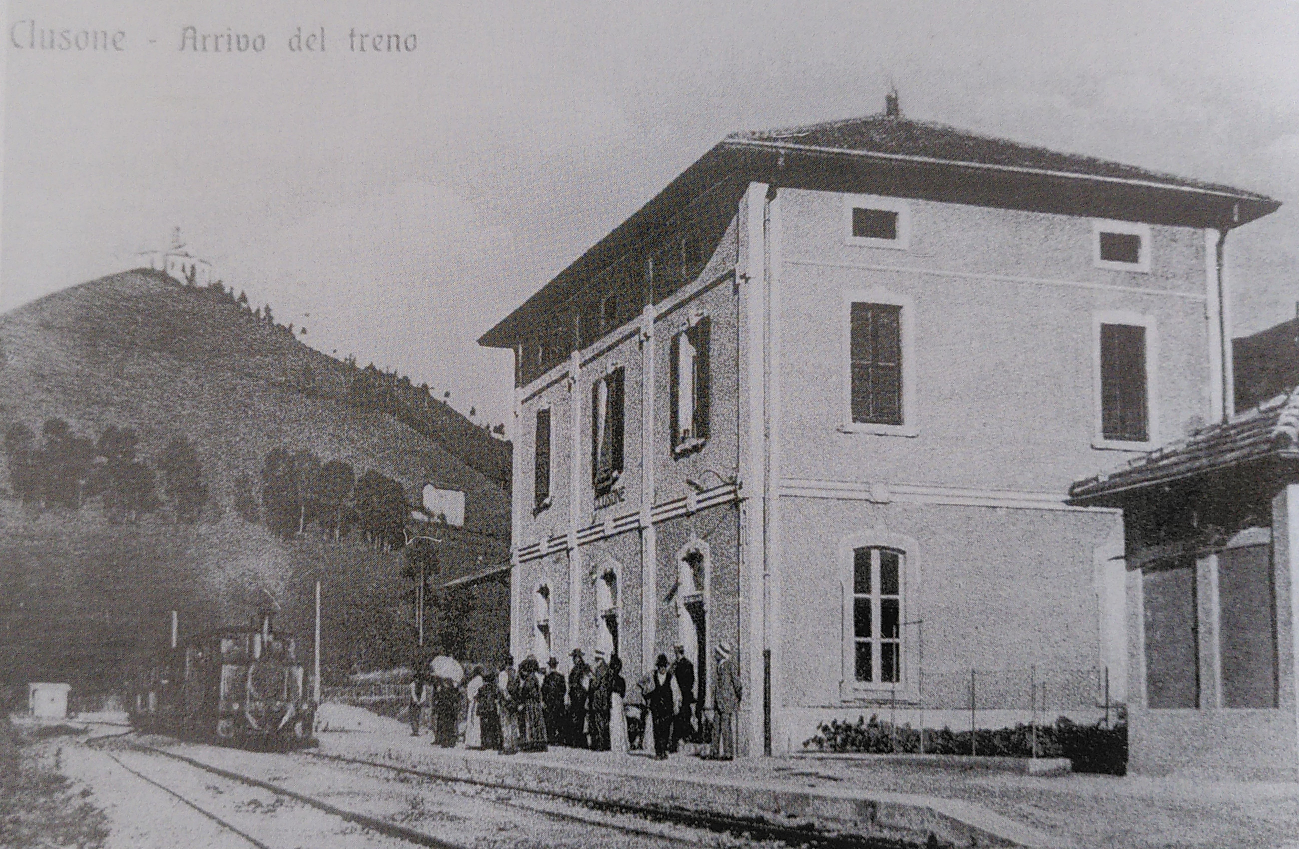 Trem a vapor e pessoas junto à estação de Clusone, por volta de 1911