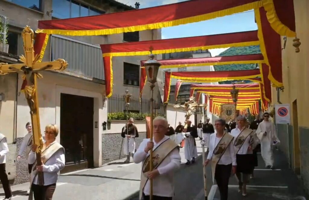 O cortejo sob os tecidos coloridos