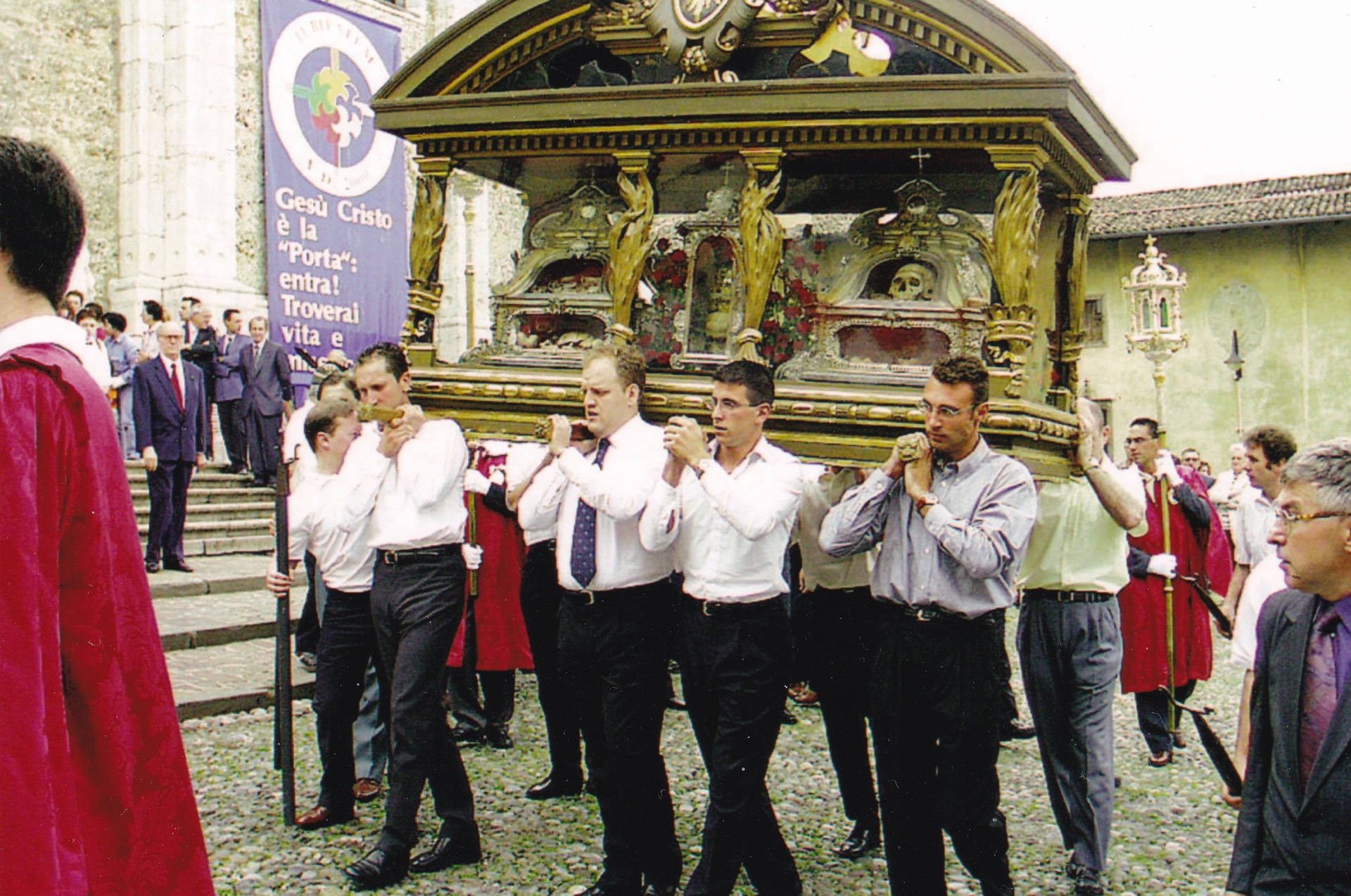 Os portadores do relicário em 2000