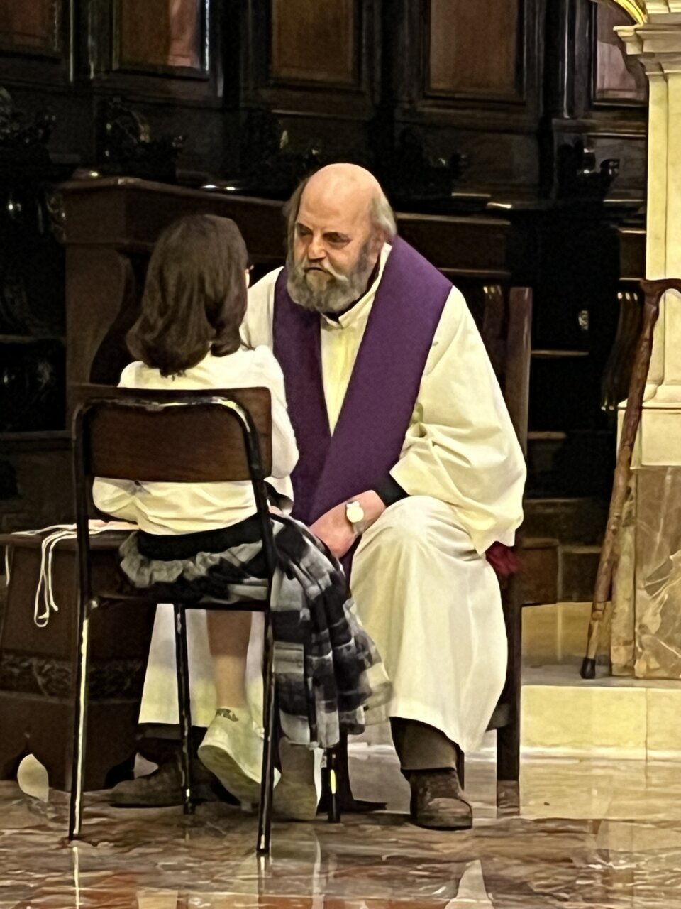 Don Bruno durante le confessioni nel 2023, come indicato dalla didascalia della fonte. Fotografia pastorale integrale.